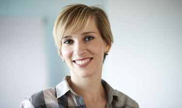 Frau mit kurzen blonden Haaren Frau mit kurzen blonden Haaren